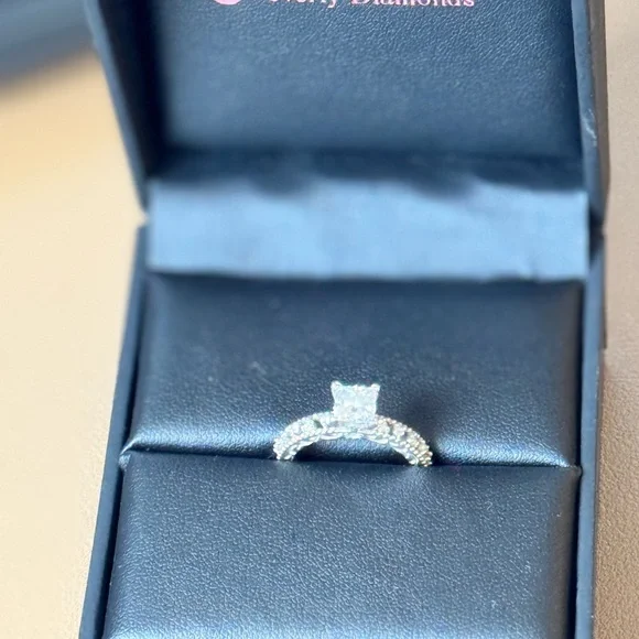 Elegant 18k White Gold Diamond Ring - Picture 2 of 2